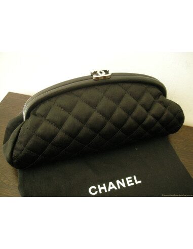 POCHETTE CHANEL SATIN NOIR COLLECTION 2010